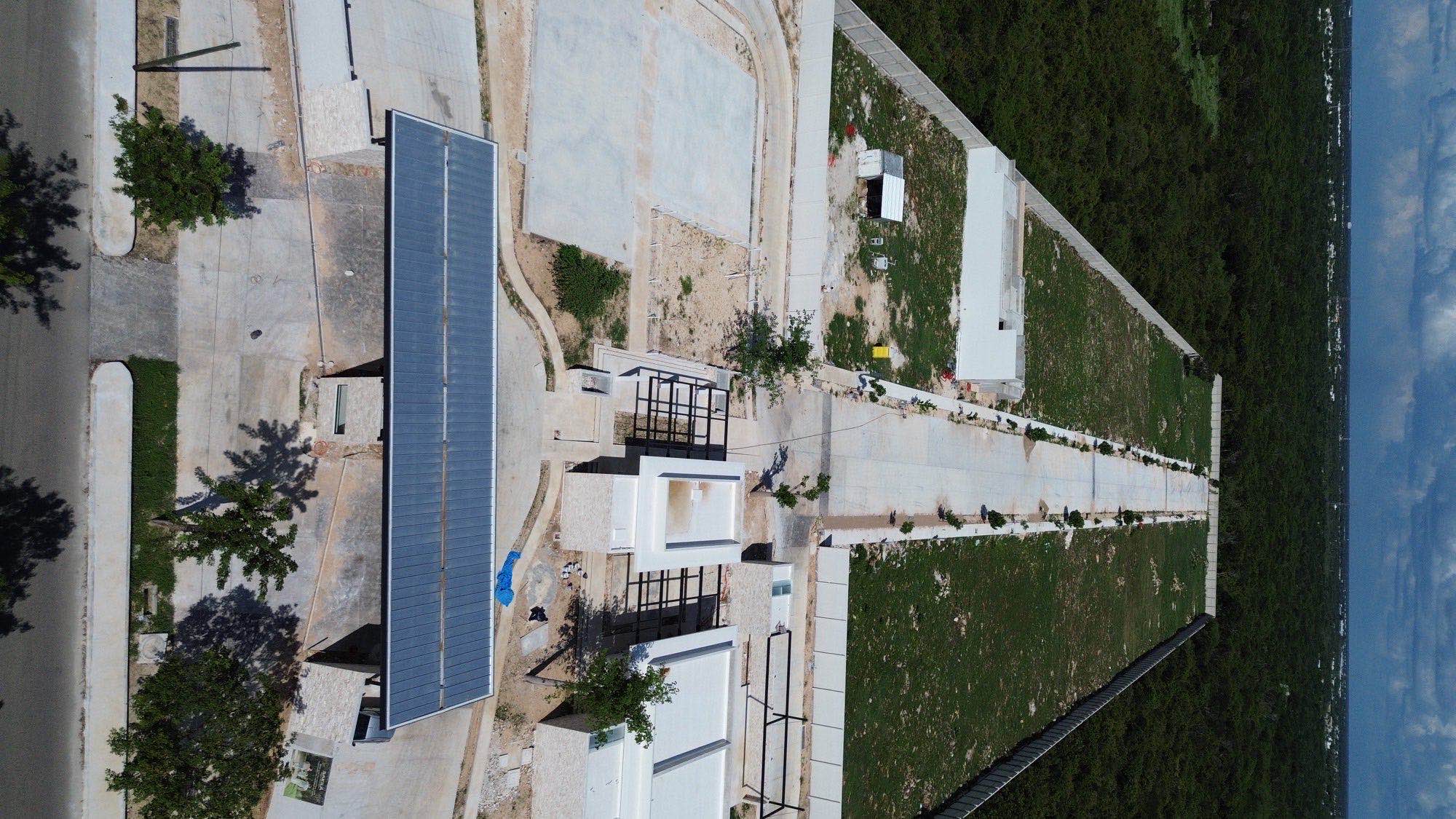 Calle principal y servicios, vista aérea